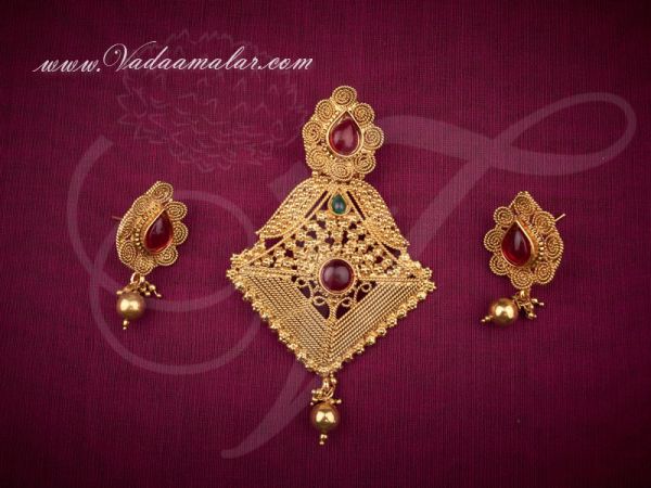 Antique design pendant with matching earring set